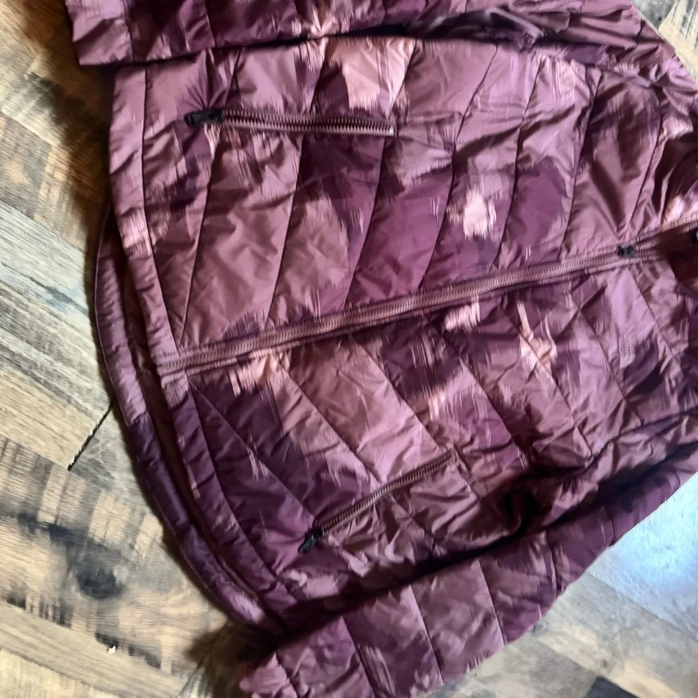 The North Face Women's Jacket in Beautiful Raisin Watercolor print - Picture 3 of 7